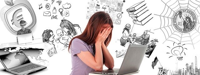 Žena u notebooku si zoufale drží hlavu