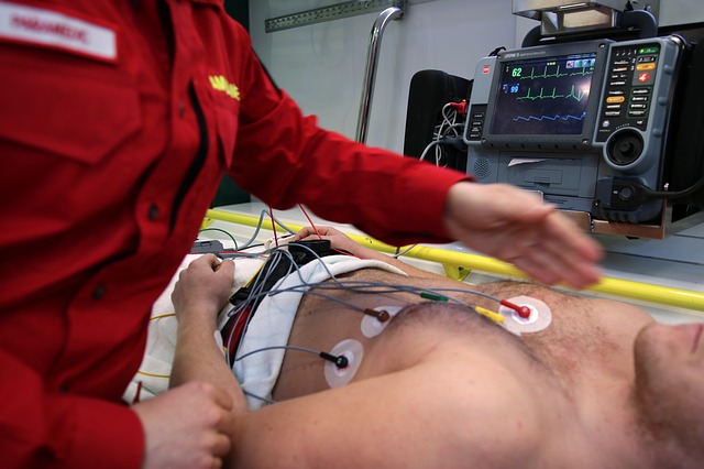 Záchranář ošetřuje pacienta s připojenými EKG elektrodami